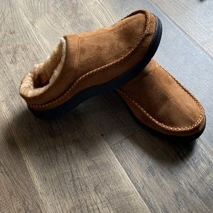 Men’s slippers NWT